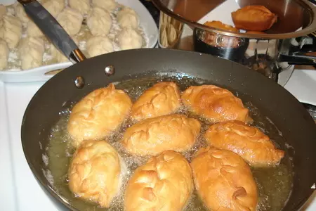 Вкусные солнечные  пирожки из сметанного дрожжевого теста: шаг 6