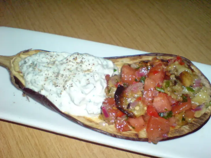 "лодочки" из баклажанов с сальсой и йогуртовым кремом: шаг 7