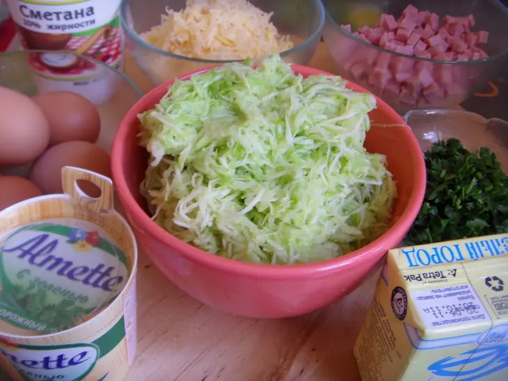 Кабачковый рулет без муки  с ветчиной и творожной начинкой.: шаг 1