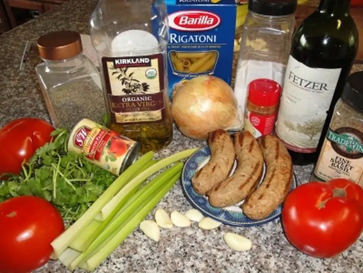 Паста с колбасками для гриля и томатным соусом: шаг 1