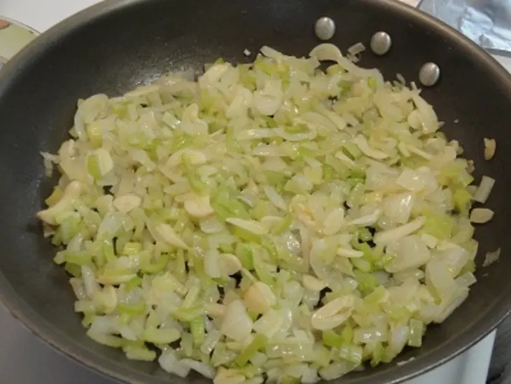 Паста с колбасками для гриля и томатным соусом: шаг 2