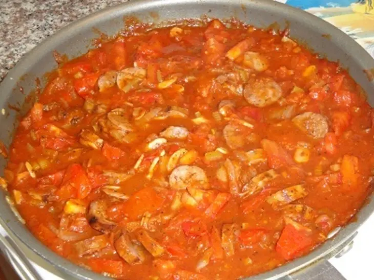 Паста с колбасками для гриля и томатным соусом: шаг 3