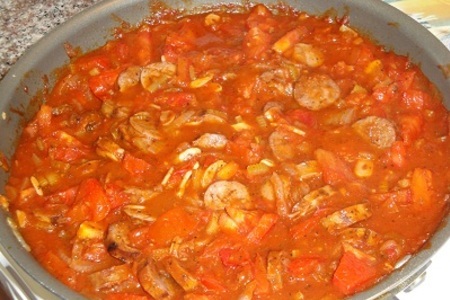 Паста с колбасками для гриля и томатным соусом: шаг 3