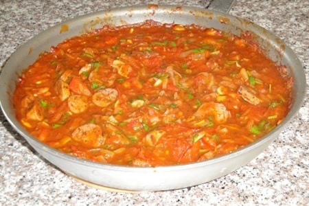 Паста с колбасками для гриля и томатным соусом: шаг 4