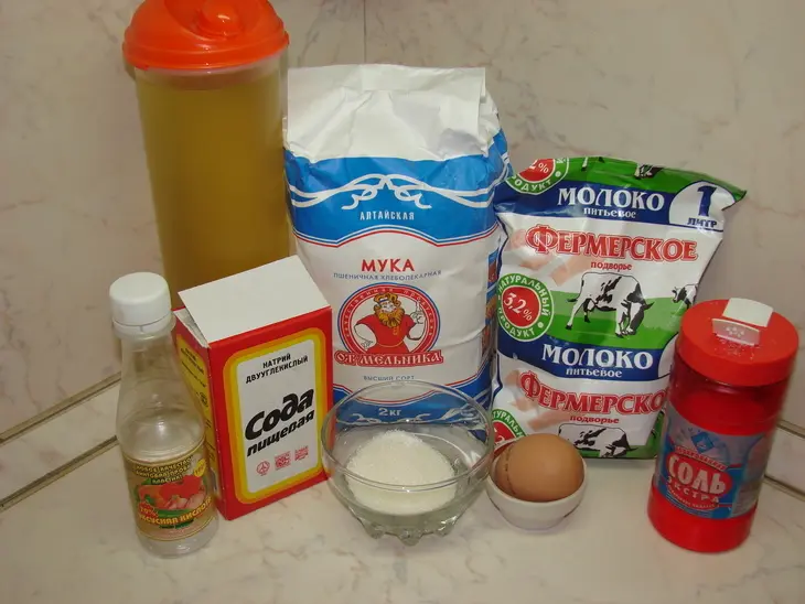 Блинная запеканка с творогом и клубникой с соусом из жимолости: шаг 1