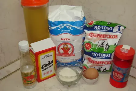Блинная запеканка с творогом и клубникой с соусом из жимолости: шаг 1