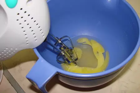 Блинная запеканка с творогом и клубникой с соусом из жимолости: шаг 2