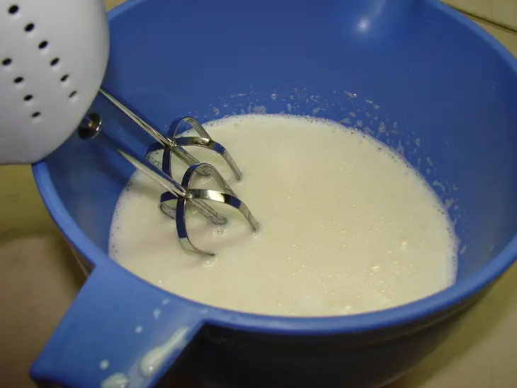 Блинная запеканка с творогом и клубникой с соусом из жимолости: шаг 3