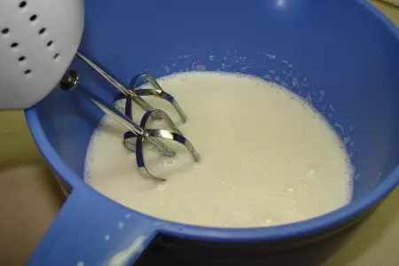 Блинная запеканка с творогом и клубникой с соусом из жимолости: шаг 3