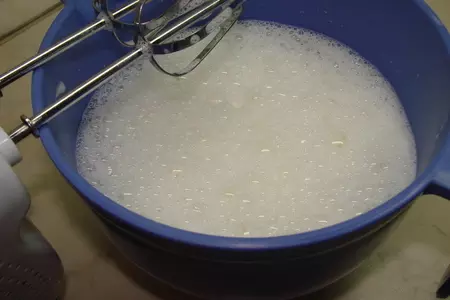 Блинная запеканка с творогом и клубникой с соусом из жимолости: шаг 4