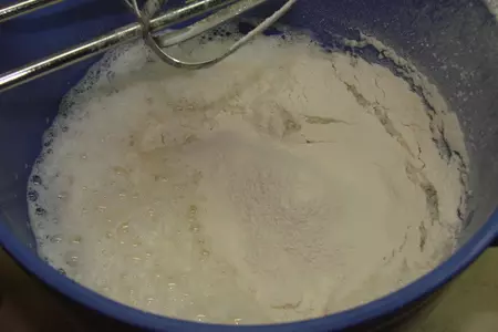 Блинная запеканка с творогом и клубникой с соусом из жимолости: шаг 5