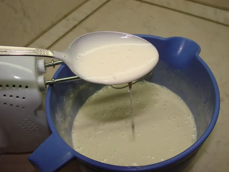 Блинная запеканка с творогом и клубникой с соусом из жимолости: шаг 6