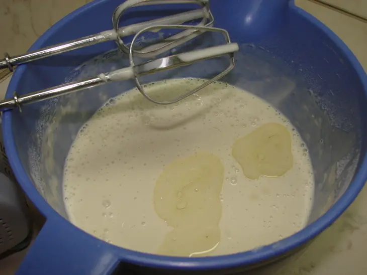 Блинная запеканка с творогом и клубникой с соусом из жимолости: шаг 7