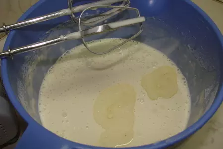 Блинная запеканка с творогом и клубникой с соусом из жимолости: шаг 7