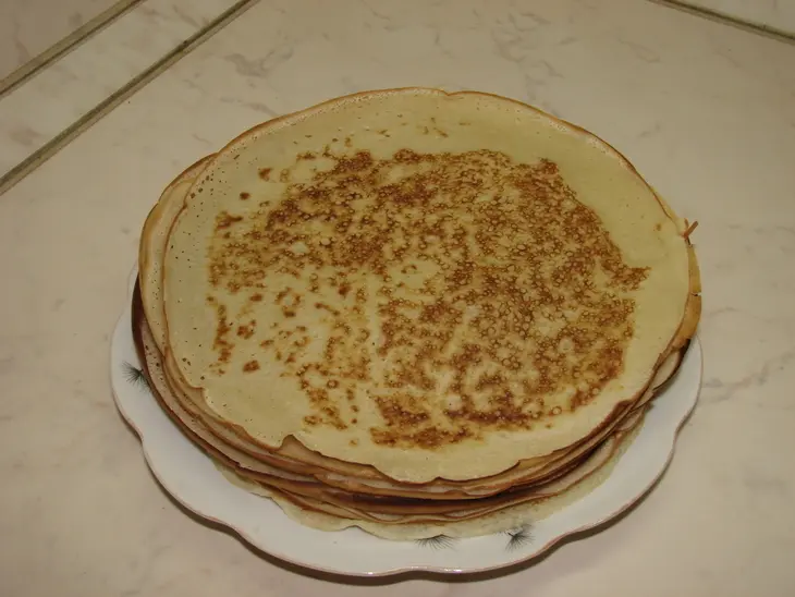 Блинная запеканка с творогом и клубникой с соусом из жимолости: шаг 10