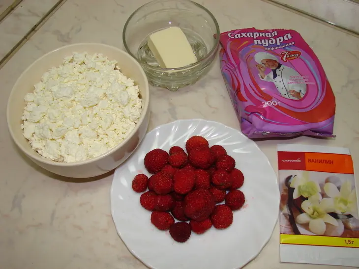 Блинная запеканка с творогом и клубникой с соусом из жимолости: шаг 11