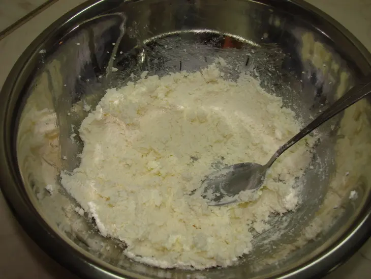 Блинная запеканка с творогом и клубникой с соусом из жимолости: шаг 12