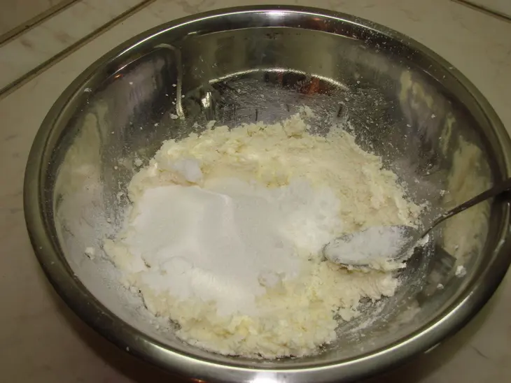 Блинная запеканка с творогом и клубникой с соусом из жимолости: шаг 13