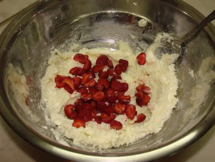 Блинная запеканка с творогом и клубникой с соусом из жимолости: шаг 14