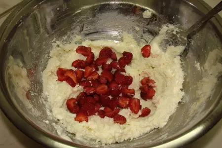 Блинная запеканка с творогом и клубникой с соусом из жимолости: шаг 14