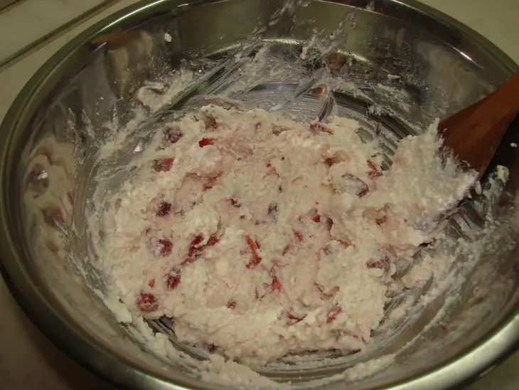 Блинная запеканка с творогом и клубникой с соусом из жимолости: шаг 15
