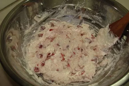 Блинная запеканка с творогом и клубникой с соусом из жимолости: шаг 15
