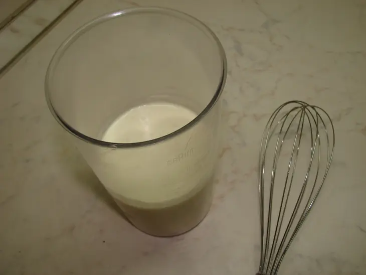 Блинная запеканка с творогом и клубникой с соусом из жимолости: шаг 17