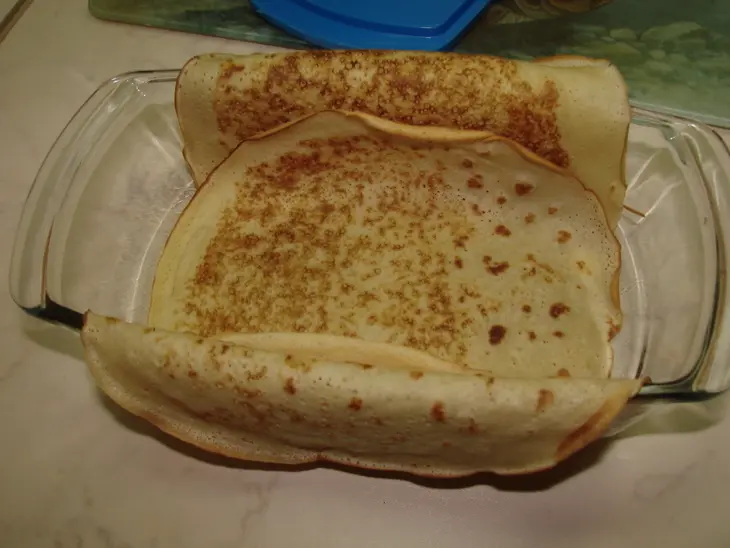 Блинная запеканка с творогом и клубникой с соусом из жимолости: шаг 18