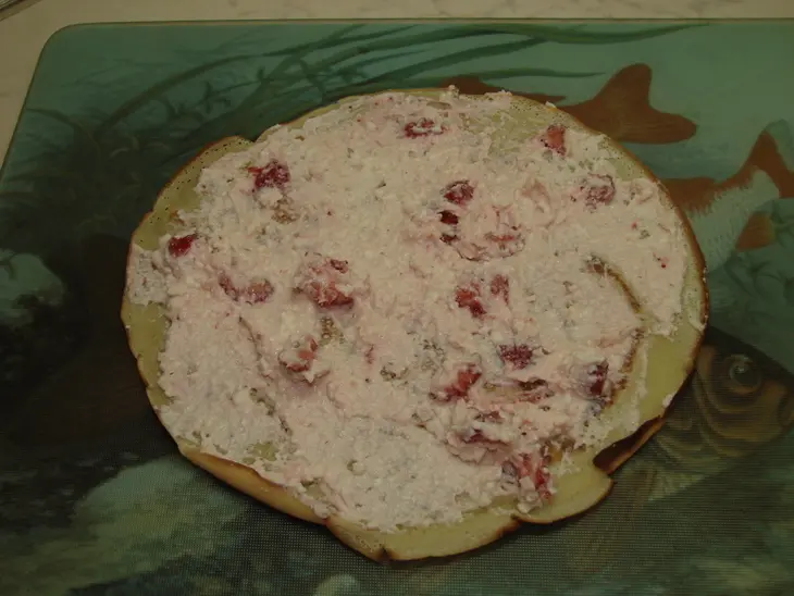 Блинная запеканка с творогом и клубникой с соусом из жимолости: шаг 19