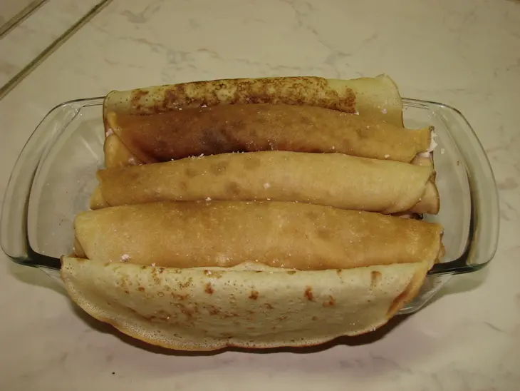 Блинная запеканка с творогом и клубникой с соусом из жимолости: шаг 20