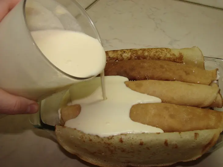 Блинная запеканка с творогом и клубникой с соусом из жимолости: шаг 21