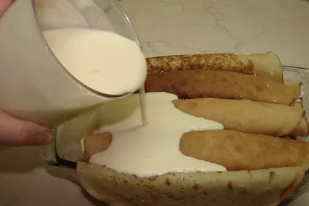 Блинная запеканка с творогом и клубникой с соусом из жимолости: шаг 21