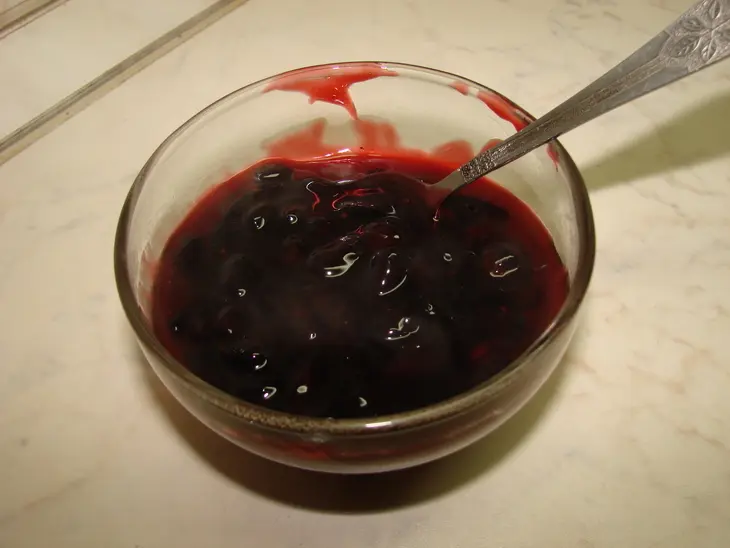 Блинная запеканка с творогом и клубникой с соусом из жимолости: шаг 24