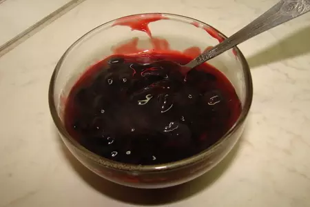 Блинная запеканка с творогом и клубникой с соусом из жимолости: шаг 24