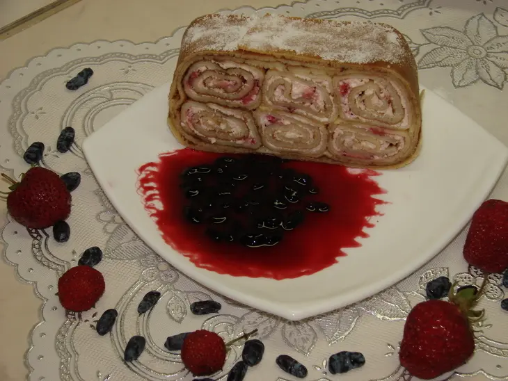 Блинная запеканка с творогом и клубникой с соусом из жимолости: шаг 25