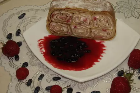 Блинная запеканка с творогом и клубникой с соусом из жимолости: шаг 25