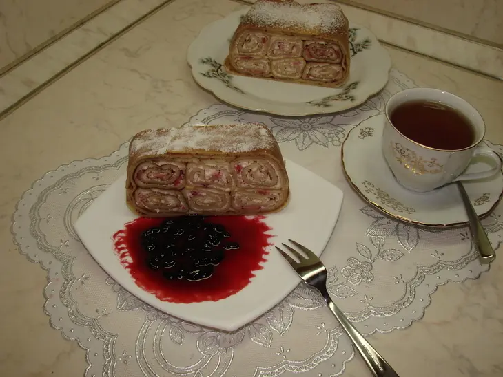 Блинная запеканка с творогом и клубникой с соусом из жимолости: шаг 26