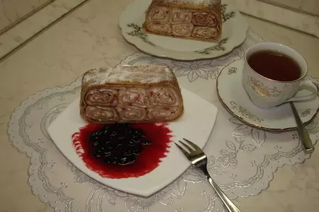 Блинная запеканка с творогом и клубникой с соусом из жимолости: шаг 26
