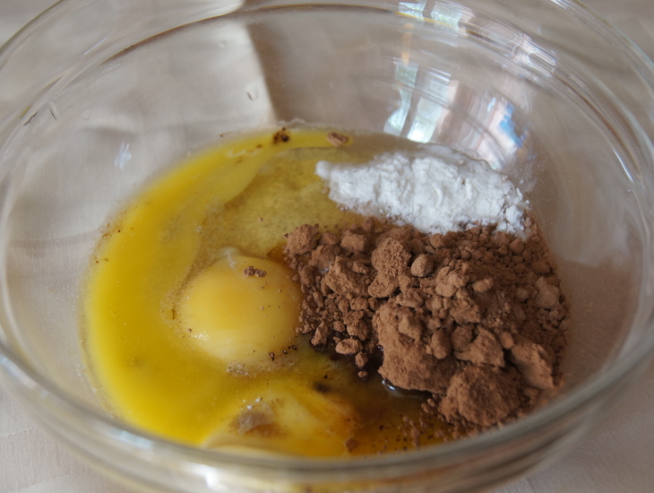 Шоколадный кекс с вишней в микроволновке: шаг 1
