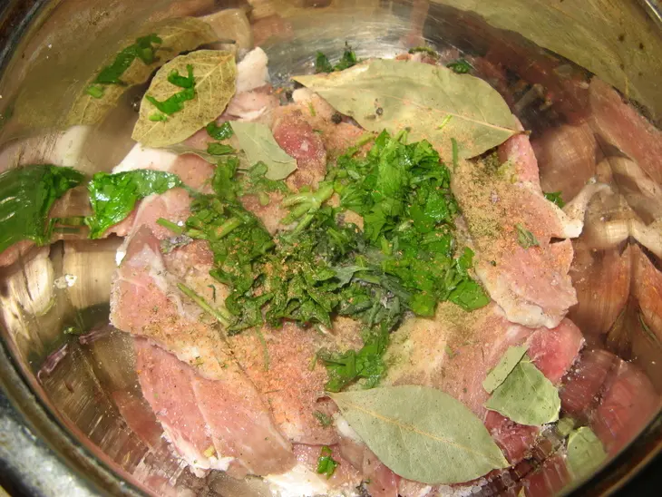 Свинина в квасе с закуской из кабачков: шаг 2