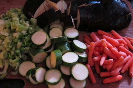 Куриные тефтели с овощами в горшочках .: шаг 1