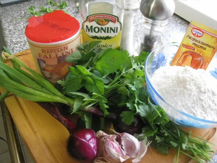 Лепешки с пармезаном и песто из молодого лука: шаг 1