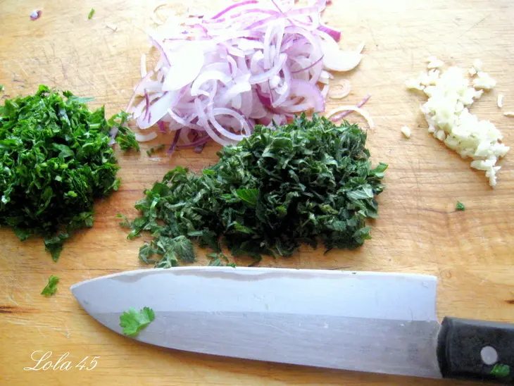 Лепешки с пармезаном и песто из молодого лука: шаг 2