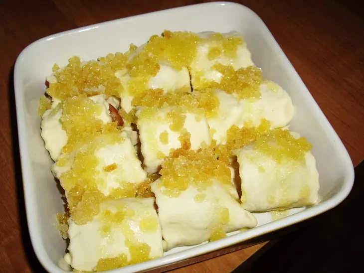 Влажные булочки-роллы с клубнично-банановой начинкой и соусом: шаг 1