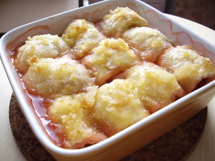 Влажные булочки-роллы с клубнично-банановой начинкой и соусом: шаг 3