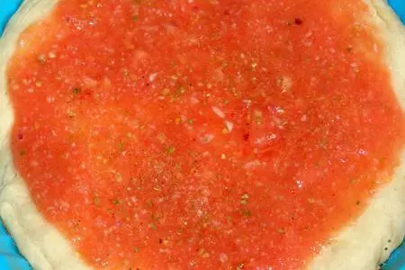 Пицца с диковинами, издалека привезенными, хамоном и вялеными помидорами/дуэлька: шаг 8