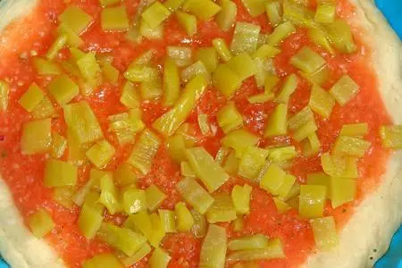 Пицца с диковинами, издалека привезенными, хамоном и вялеными помидорами/дуэлька: шаг 9