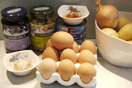 Испанский картофельный омлет (тортилья) с тунцом и оливками: шаг 1