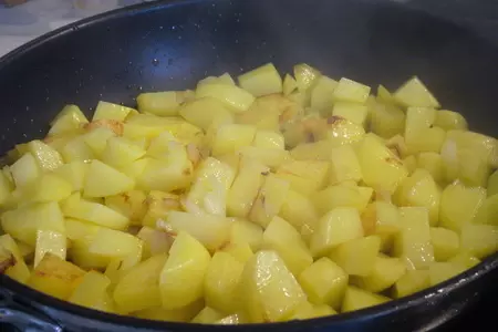Испанский картофельный омлет (тортилья) с тунцом и оливками: шаг 3