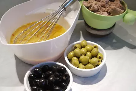 Испанский картофельный омлет (тортилья) с тунцом и оливками: шаг 4